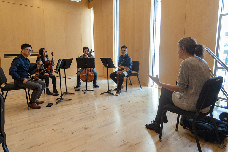 Elizabeth Oakes instructs the Kaydenn String Quartet