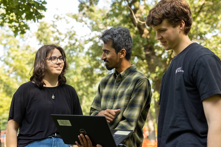 Mainul Islam with undergraduate mentees studying bur oak blight