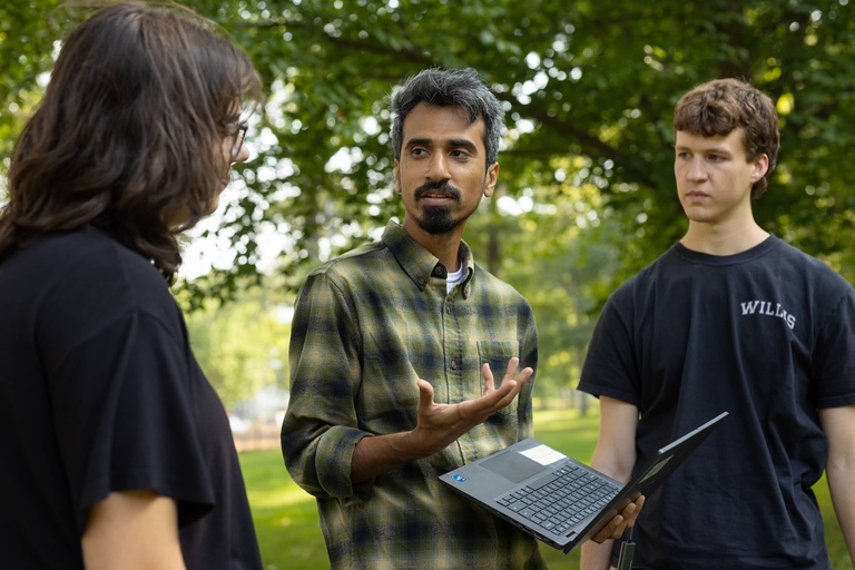 Mainul Islam with undergraduate mentees studying bur oak blight
