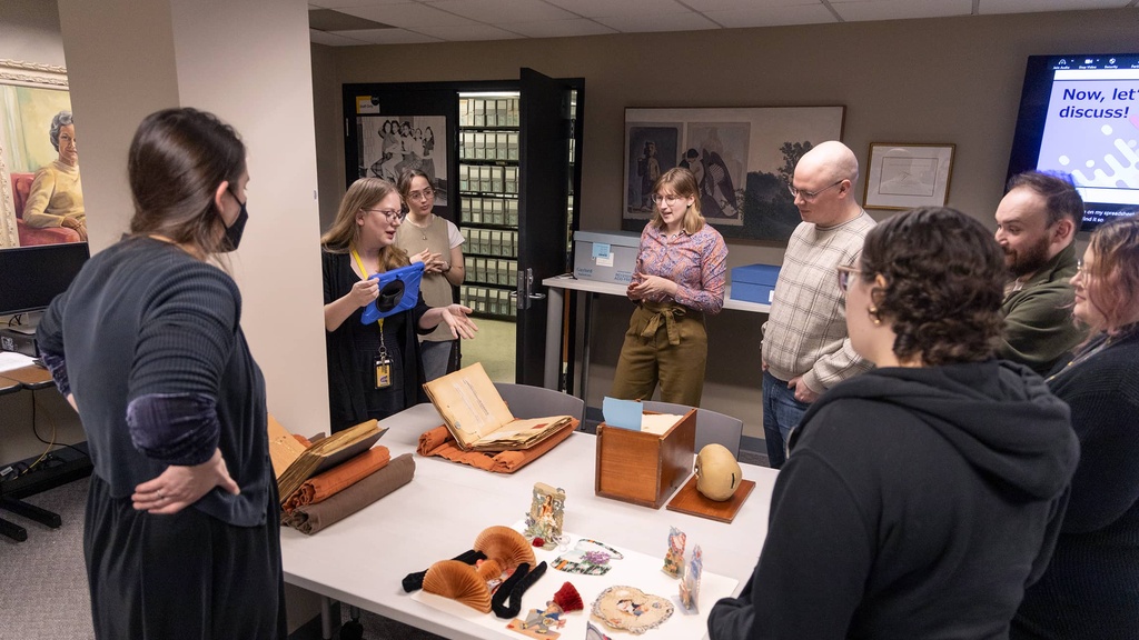 SLIS students at the Iowa Women's Archives